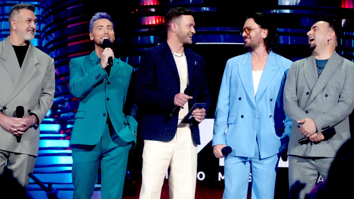 NSYNC Reunites on Stage for First Time in Years at MTV VMA Awards