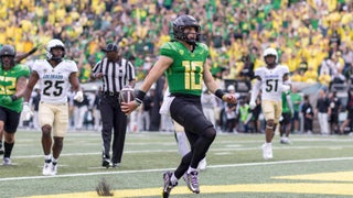 Watch: Oregon Ducks mascot takes field in cowboy hat, sunglasses, but then  loses head 