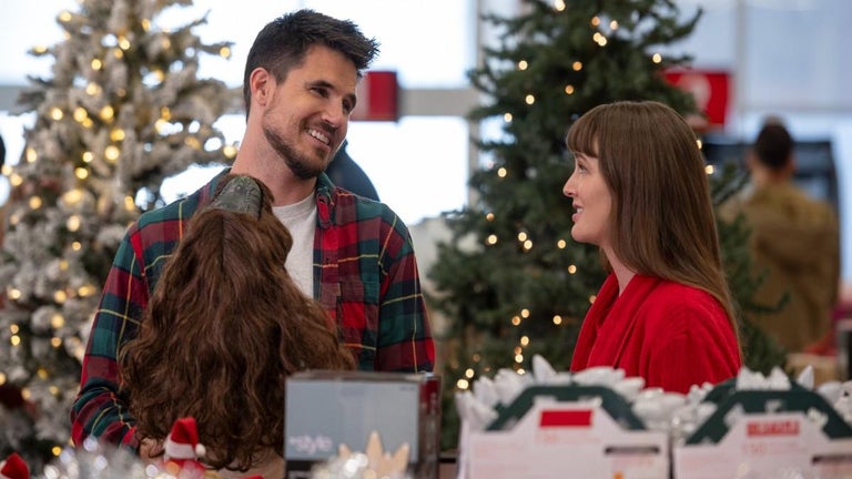 'Gossip Girl' Star Leighton Meester's New Christmas Romantic Comedy 'EXmas' Drops Trailer