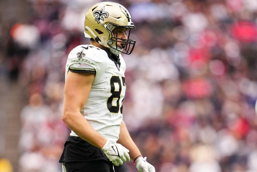Saints TE Foster Moreau consoled by teammates after dropping possible game-tying TD as New Orleans falls