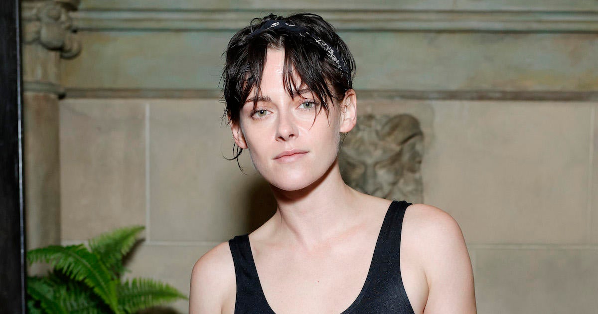 Kristen Stewart Reveals Her First Kiss Happened OnScreen(01)