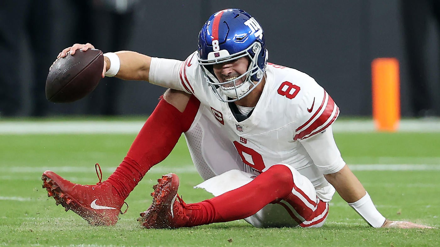 Giants' Daniel Jones leaves game vs. Raiders with non-contact leg injury, replaced by Tommy DeVito