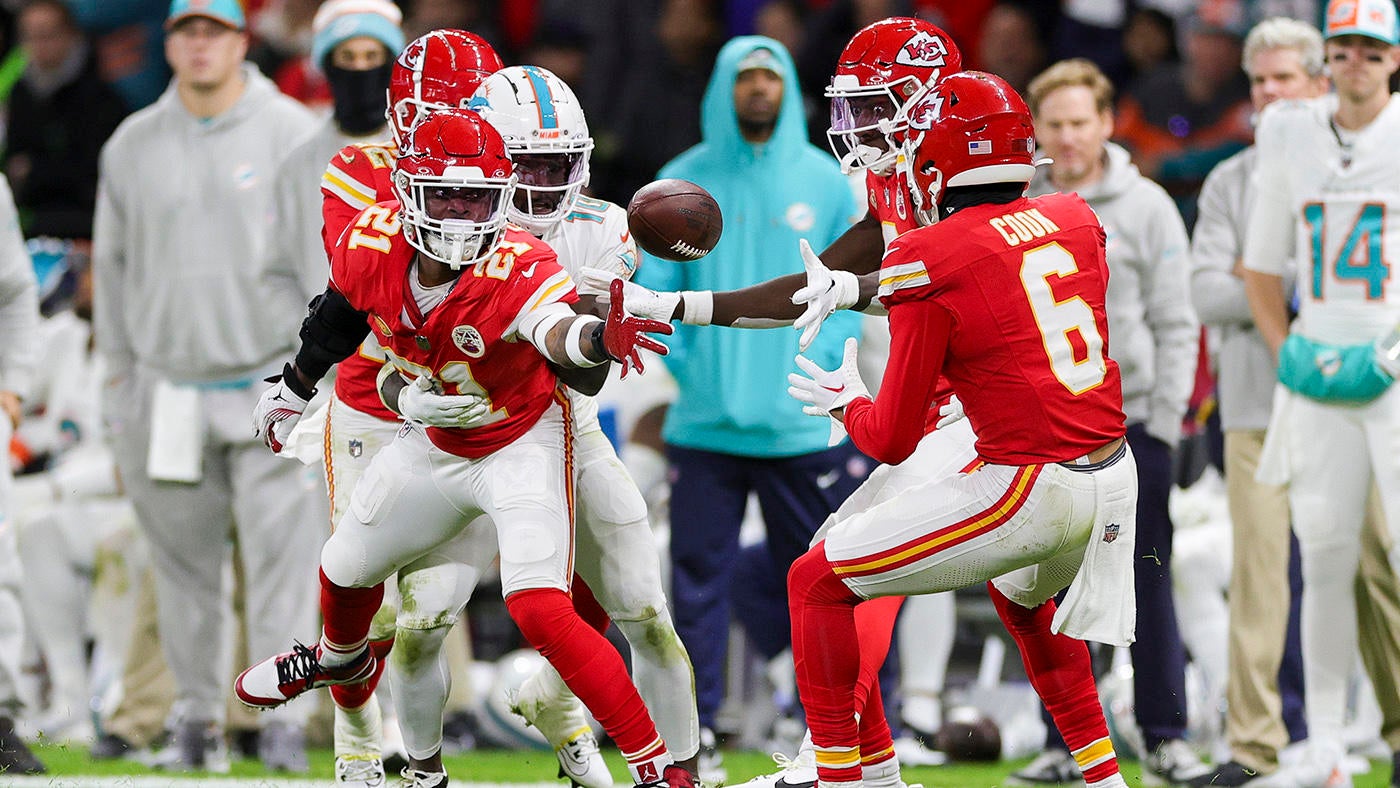Chiefs make play of the year, convert Tyreek Hill fumble into scoop-and-lateral TD vs. Dolphins in Germany