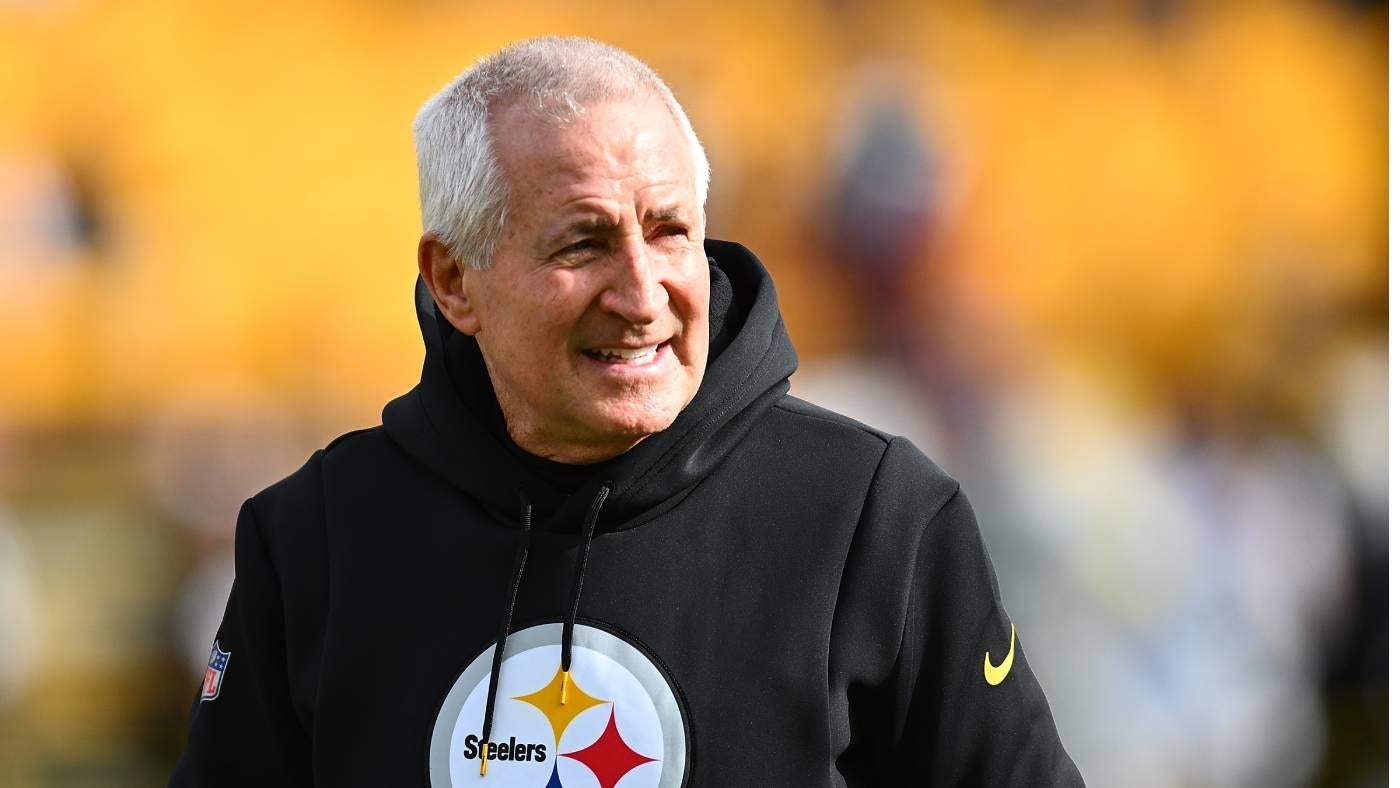 Pittsburgh Steelers special teams coach Danny Smith suffered torn rotator cuff in sideline hit vs. Packers