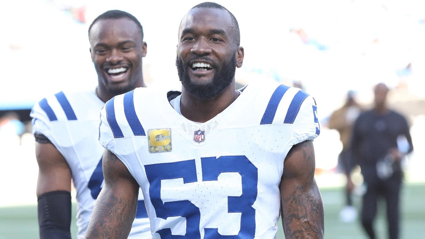 LOOK: Shaquille Leonard hands out Thanksgiving turkeys hours after Colts shockingly released him