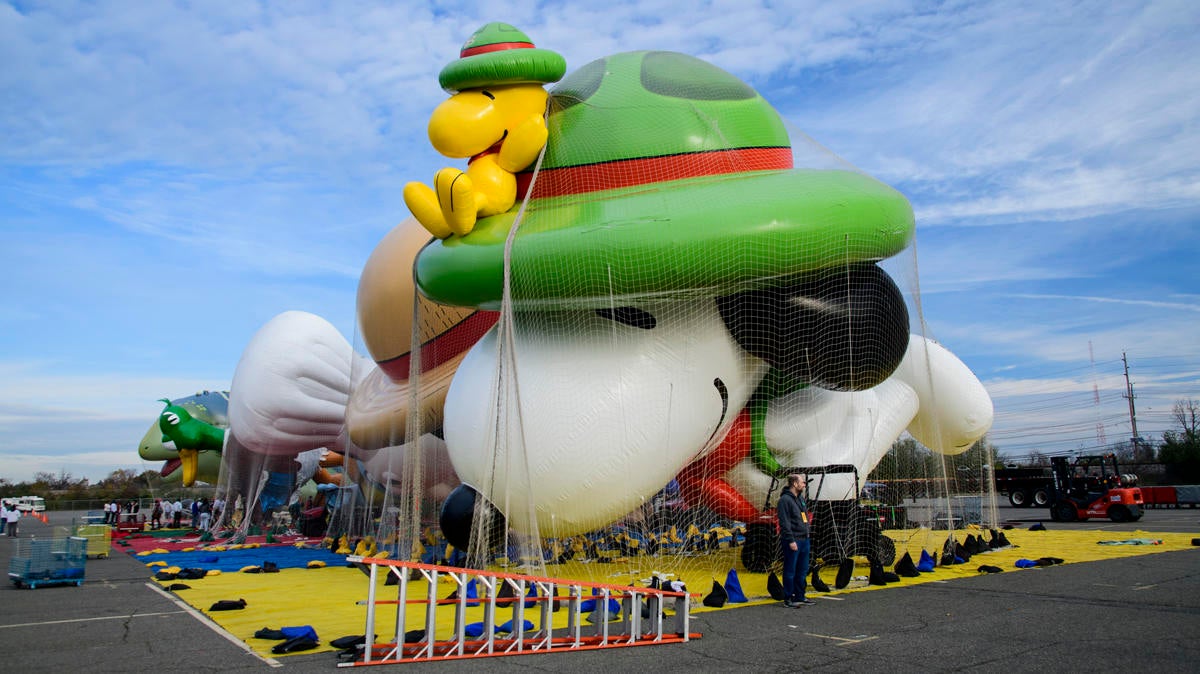 Underinflated Snoopy Balloon Sparks Droopy Jokes at Macy's Thanksgiving