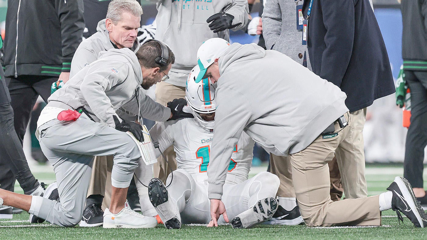 Dolphins' Jaelan Phillips suffers Achilles injury vs. Jets, carted off same field that claimed Aaron Rodgers