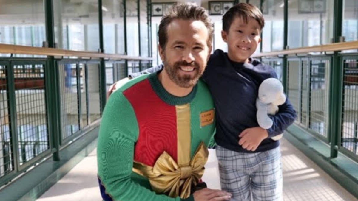 https://sportshub.cbsistatic.com/i/2023/12/04/9ee698f1-5681-4e8b-a684-5156ee162fd2/ryan-reynolds-sickkids-2023-ugly-sweater.jpg