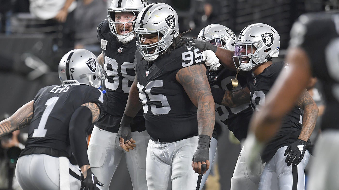 Raiders score team-record 63 points in blowout of Chargers