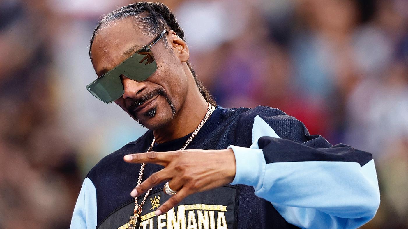 WATCH: Snoop Dogg gives his golden WWE Championship belt to Eagles for safekeeping until WrestleMania 40