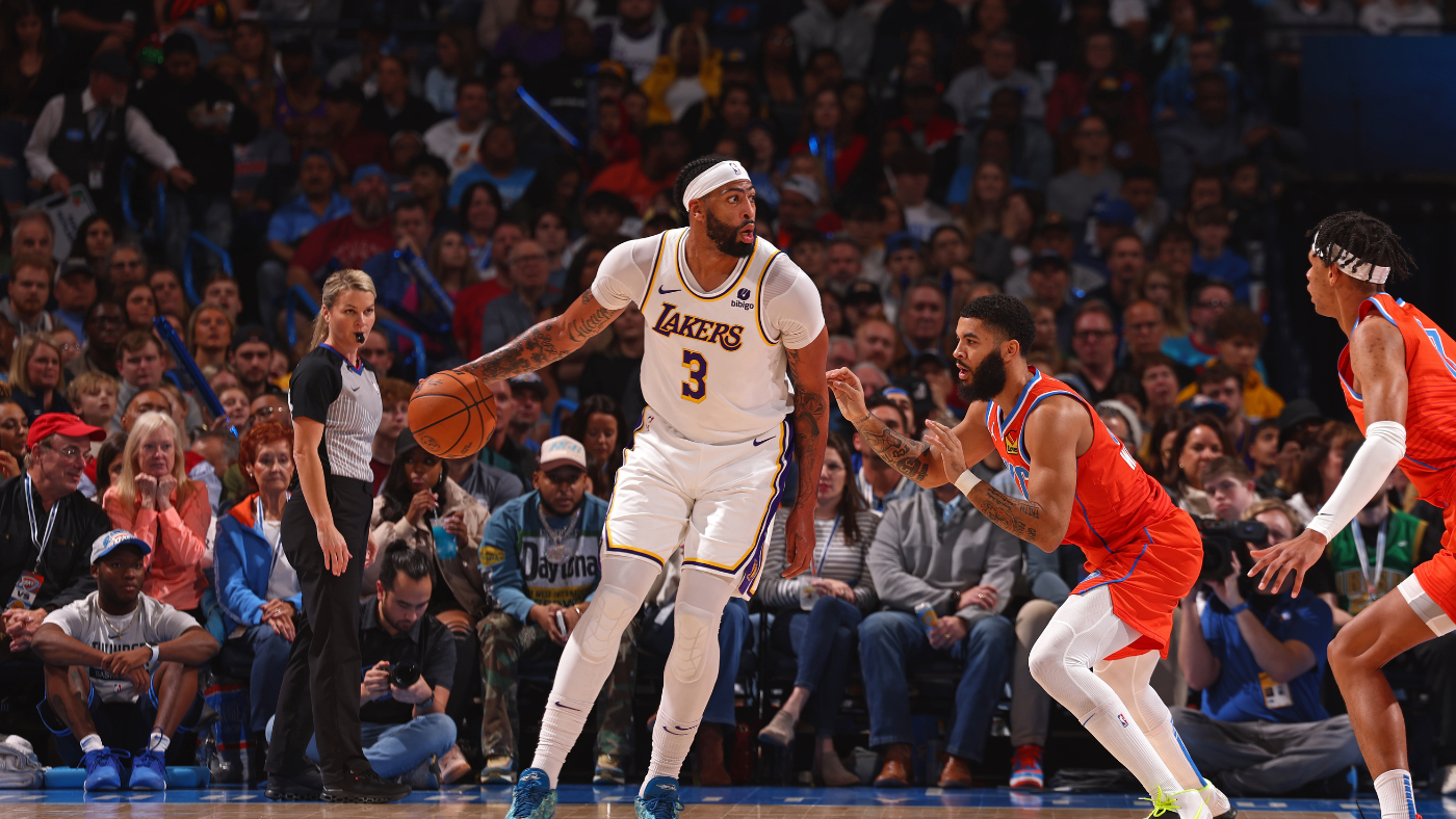 Lakers ride new starting lineup to big win over Thunder, but that doesn’t mean the change should stick