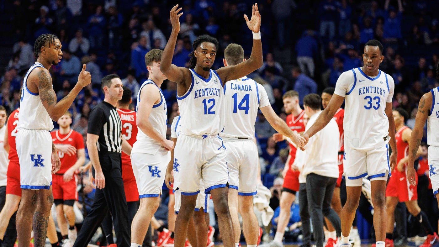 
                        College basketball rankings: Kentucky makes biggest jump in updated Coaches Poll; FAU falls out of top 10
                    