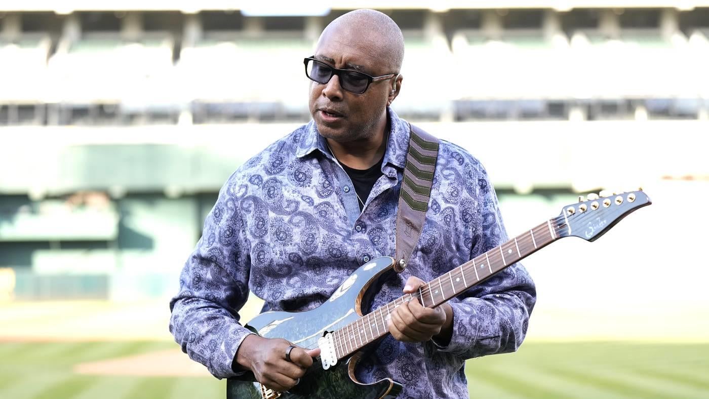Former Yankees star Bernie Williams to debut with the New York Philharmonic in April