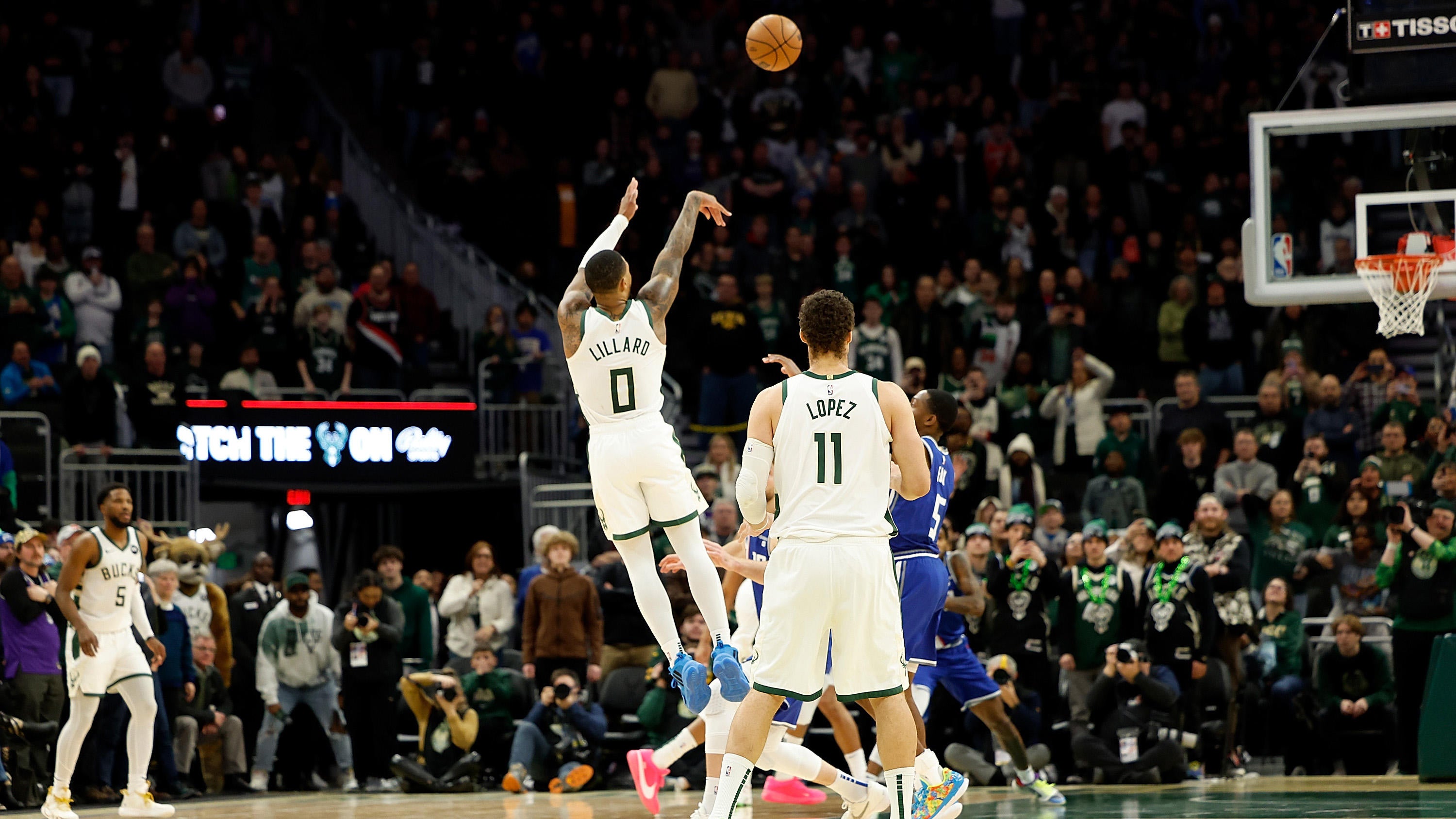 Damian Lillard hits deep 3-pointer at the buzzer to lift Bucks over Kings in overtime