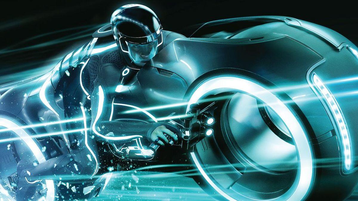 Трон: звезда Ареса Джаред Лето впервые ездит на забеге Tron Lightcycle Power Run в Disney World