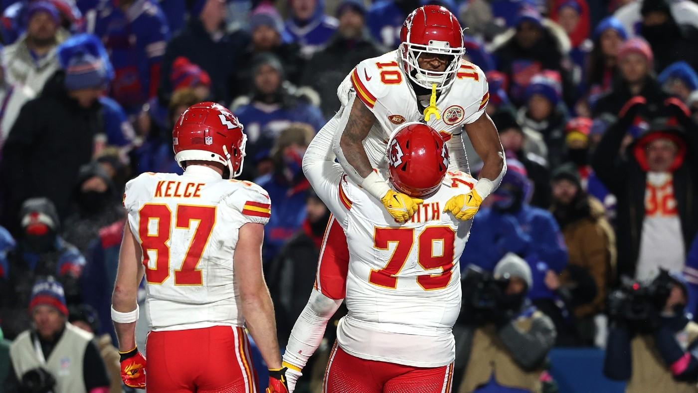 LOOK: Bills fans hurl snowballs at Patrick Mahomes, Travis Kelce after Chiefs advance to AFC Championship