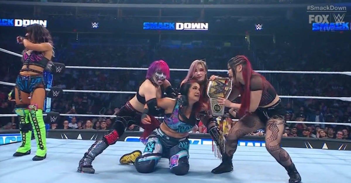 WWE's Dakota Kai Betrays Bayley During In-Ring Return on SmackDown