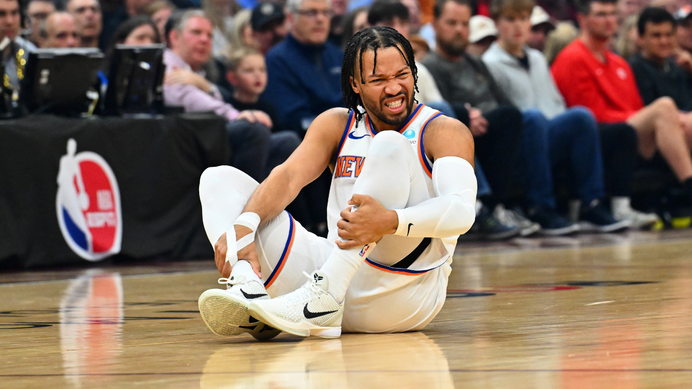 Jalen Brunson injury: Knicks star suffers left knee contusion after scary fall, X-rays negative