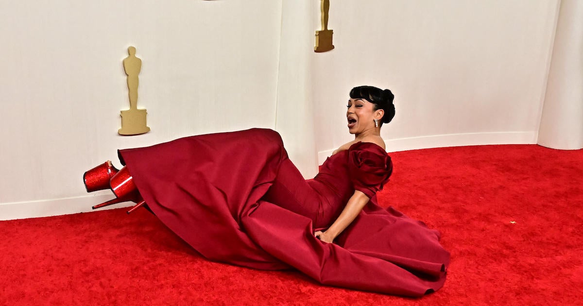 'Transformers' Actress Falls on Oscars Red Carpet: See How Liza Koshy ...