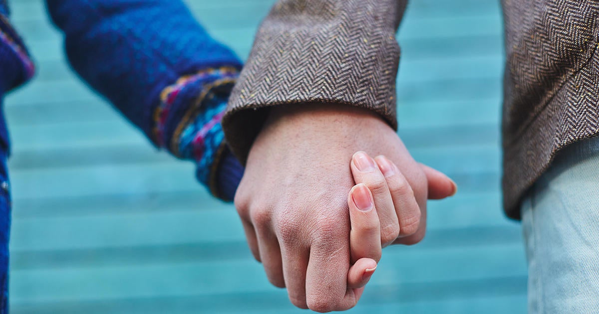 couple-holding-hands-1