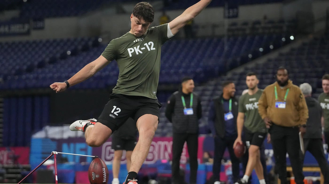 Saints sign Northern Ireland goalkeeper Charlie Smyth to potentially compete for starting kicking job