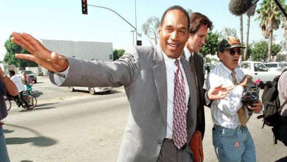O.J. Simpson crosses the street from the courthous