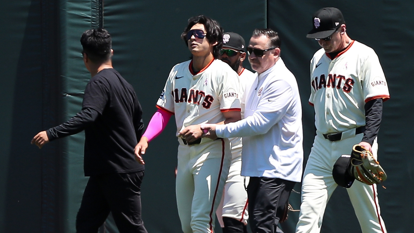 Jung Hoo Lee suffers dislocated shoulder from crashing into fence after Giants put Michael Conforto on IL