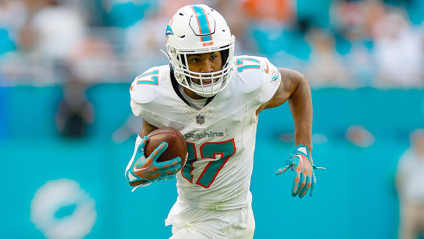 Dolphins WR Jaylen Waddle signing three-year, $84.75 million contract extension with $76 million guaranteed