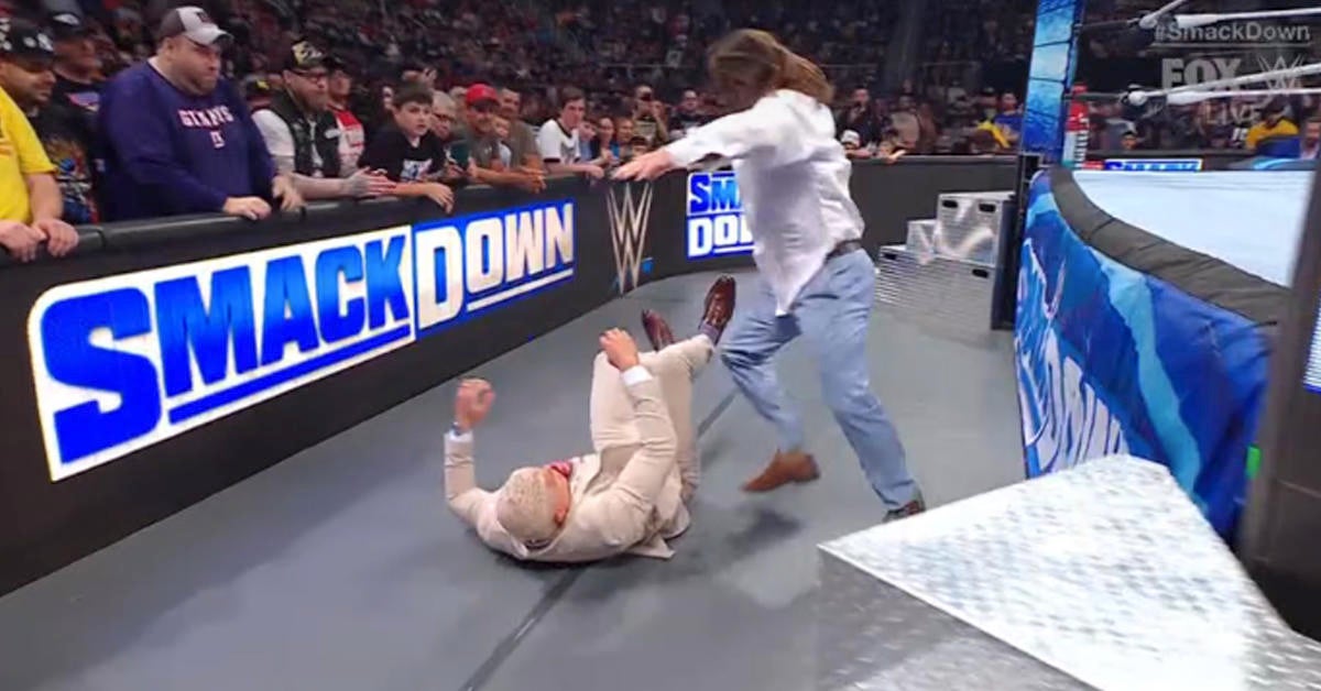 Эй Джей Стайлз из WWE фальсифицировал завершение карьеры и уничтожил Коди Роудса на SmackDown