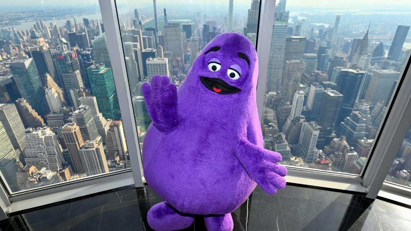 
                        WATCH: McDonald's mascot Grimace chugged a beer during the Yankees-Mets rain delay
                    