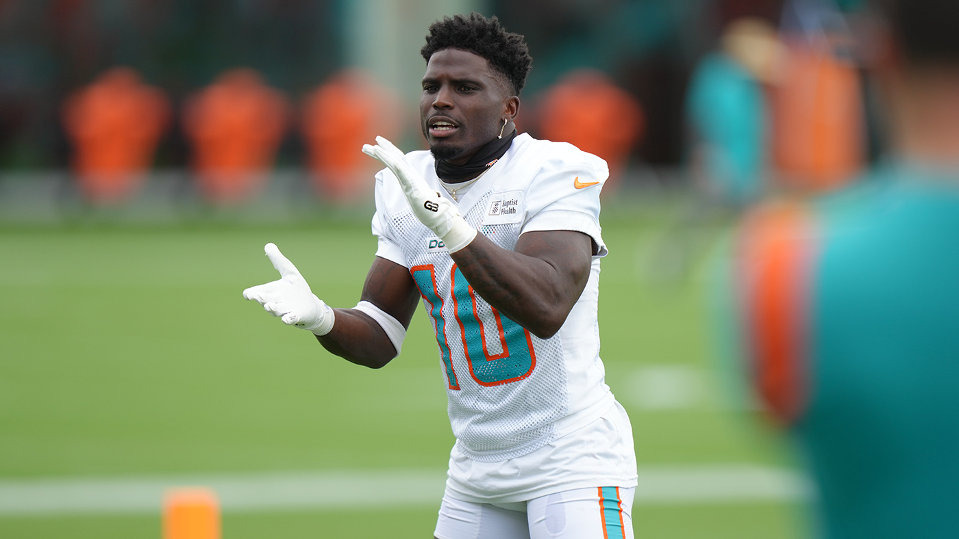 Dolphins' Tyreek Hill spotted at practice wearing a hand brace, didn't catch any passes Tuesday, per report