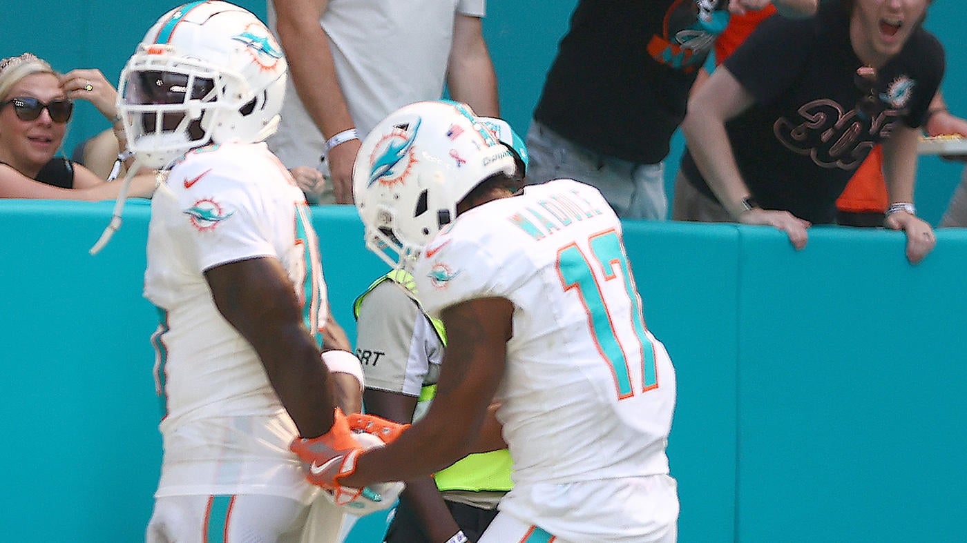 Dolphins' Tyreek Hill scores 80-yard TD after being detained by police, celebrates with hands behind back