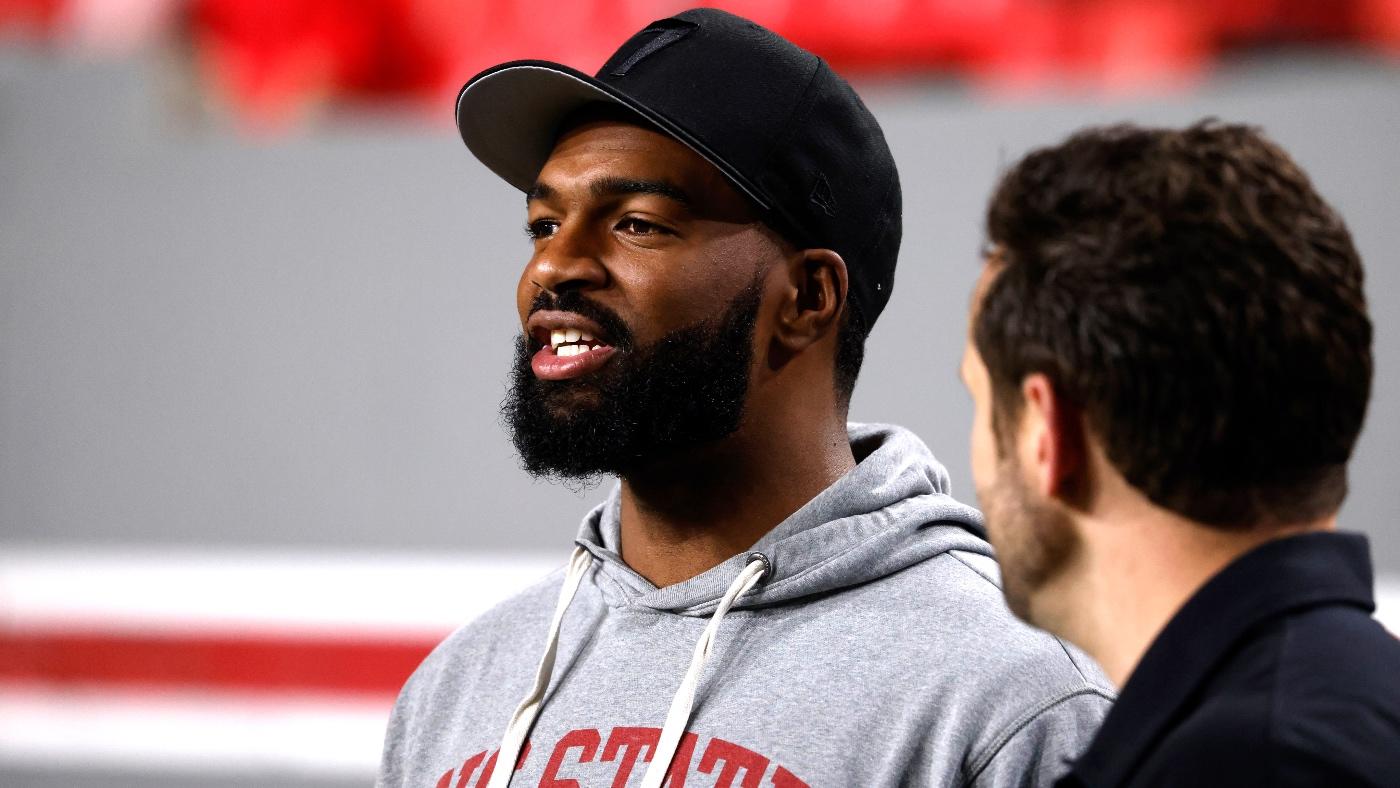 WATCH: Patriots' Jacoby Brissett pays up on Tennessee vs. NC State bet with Jerod Mayo, Joe Milton