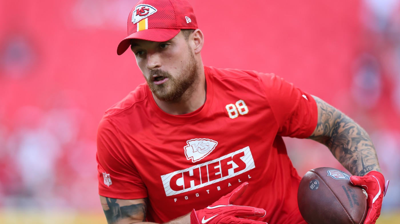 Chiefs waiving former Cowboys tight end who cost Kansas City $100,000 for sideline shove, per report