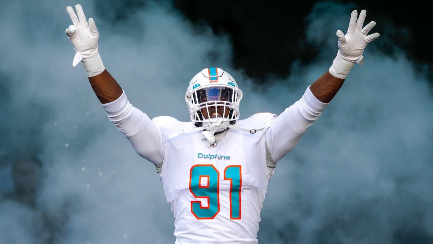 LOOK: Dolphins defender makes highlight-reel interception with his legs on 'Monday Night Football' vs. Titans