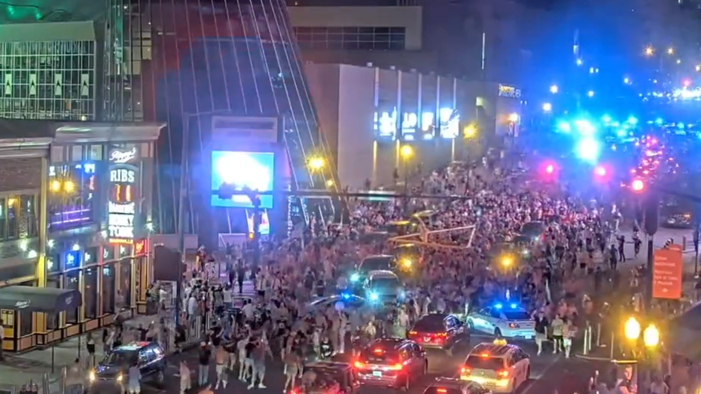 WATCH: Vanderbilt fans celebrate Alabama upset, throw goal posts in Cumberland River after two-mile march