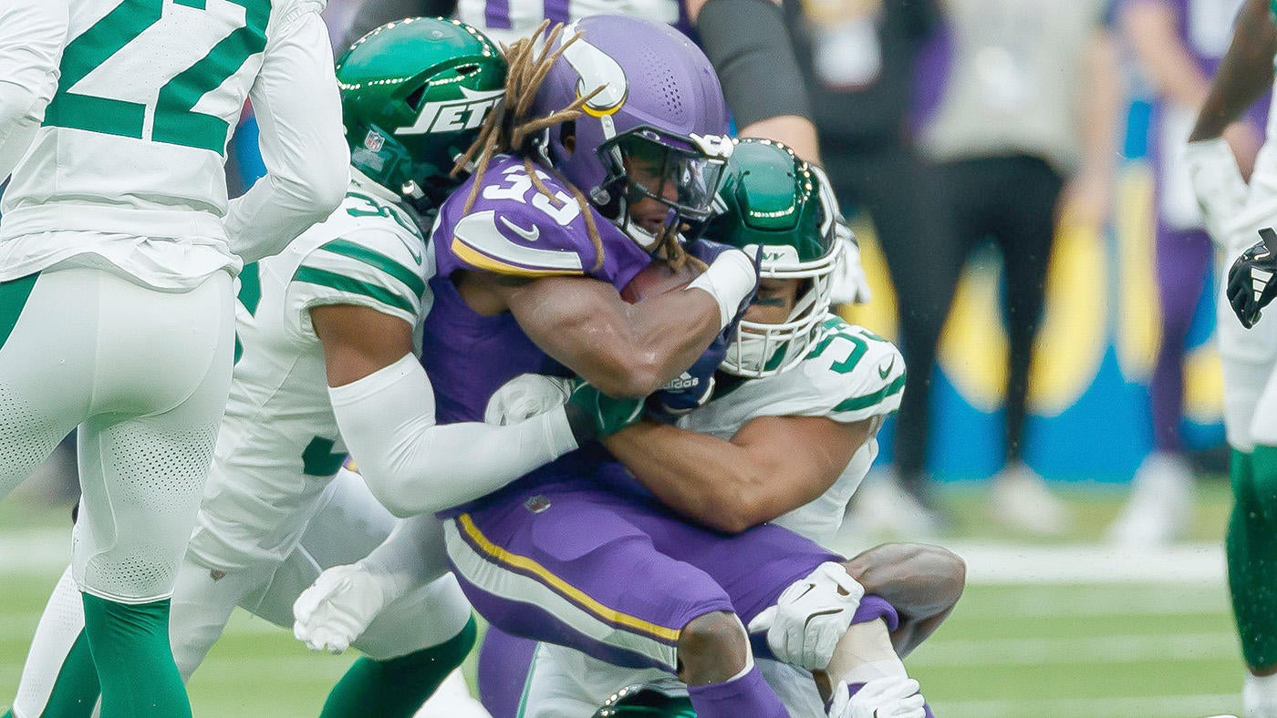 Aaron Jones injury update: Vikings RB hurts hip in London vs. Jets, ruled out for rest of game