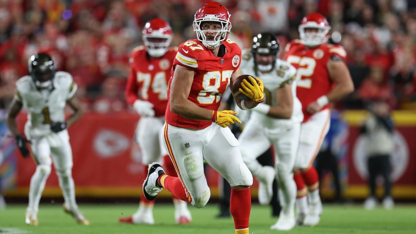 LOOK: Chiefs' Travis Kelce executes lateral perfectly against Saints on 'Monday Night Football'