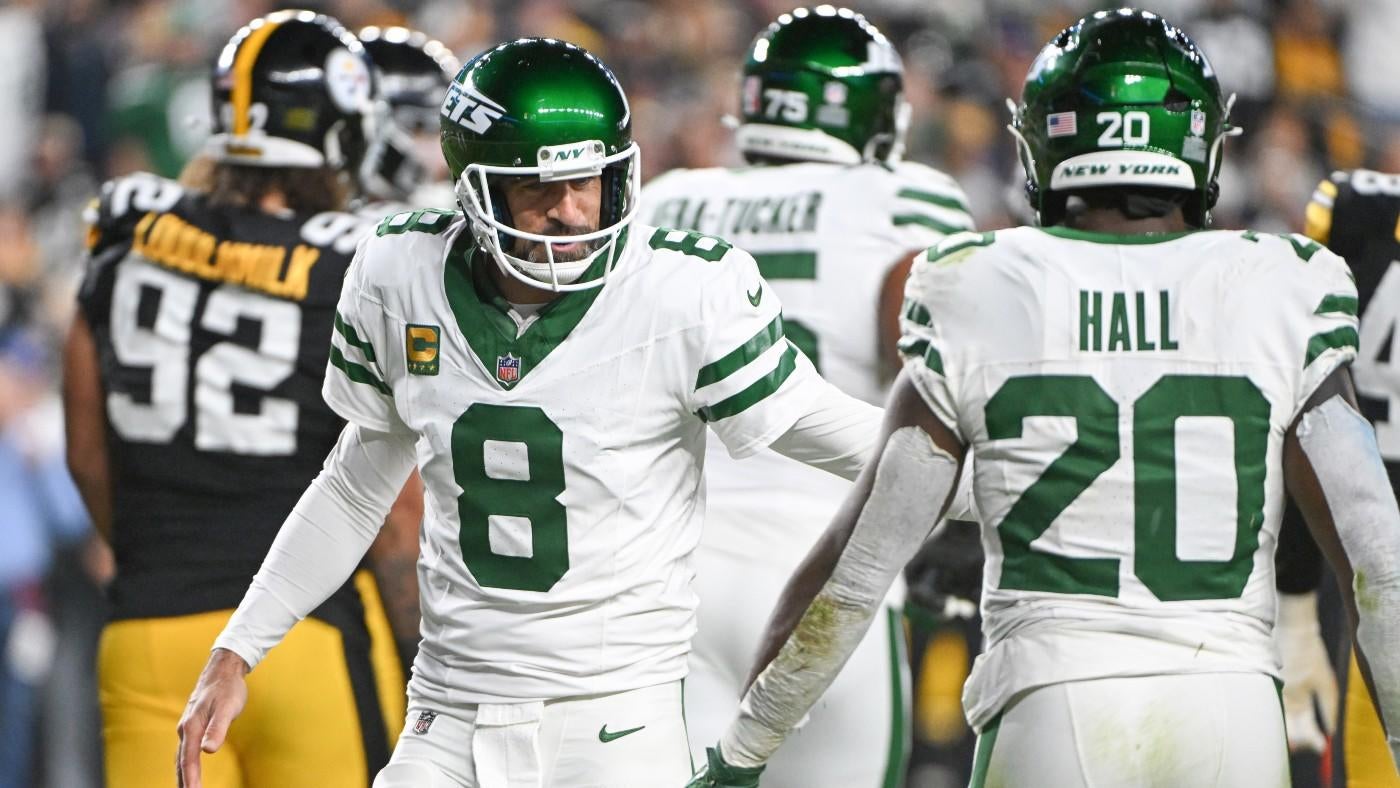 LOOK: Jets coach's clumsiness with challenge flag allows Aaron Rodgers to throw first-half TD vs. Steelers