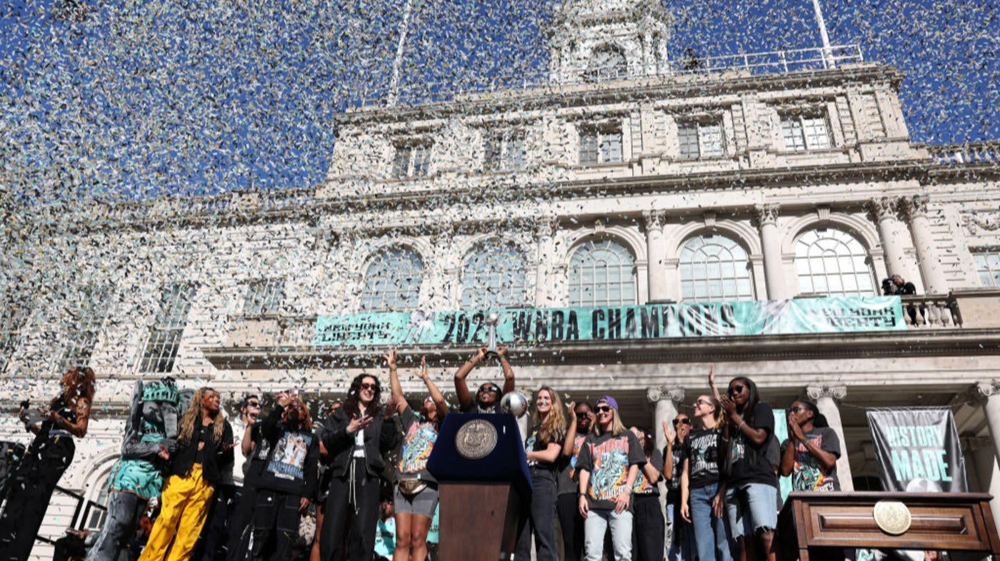 Liberty championship parade: Breanna Stewart receives wine from fan, Sabrina Ionescu dons victory jacket