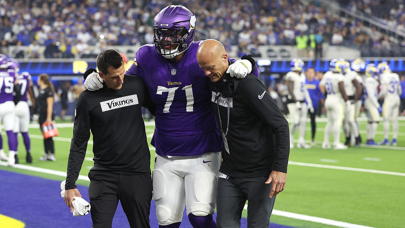 Vikings star LT Christian Darrisaw ruled out after injuring left knee vs. Rams