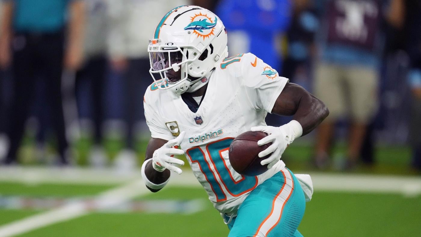 Dolphins' Tyreek Hill says 'surgery was brought up' regarding wrist: 'My call is to stay on the field'