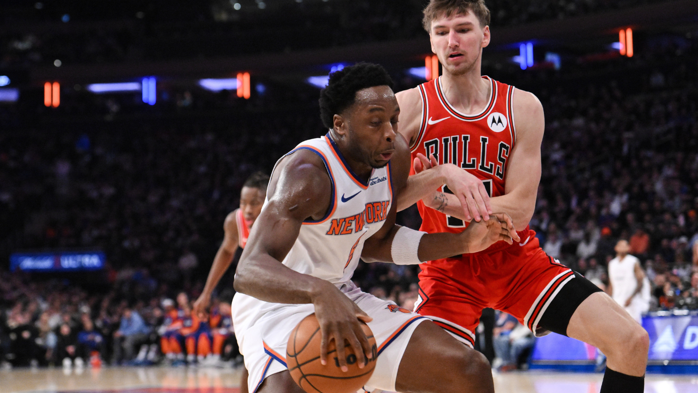 WATCH: Knicks' OG Anunoby nearly crashes into Anne Hathaway while chasing tipped pass at Madison Square Garden