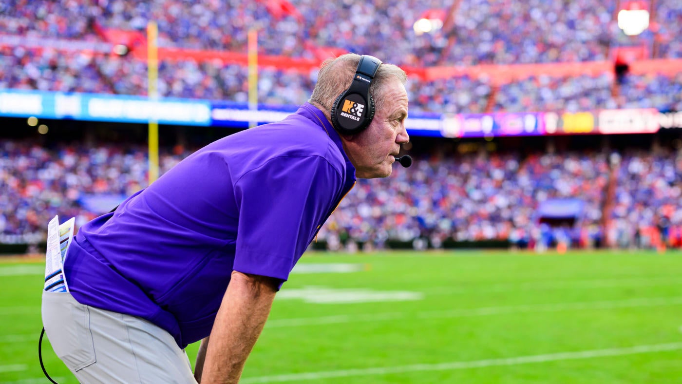 LSU coach Brian Kelly tears into player during loss to Florida ... later in game, star wideout yells at Kelly