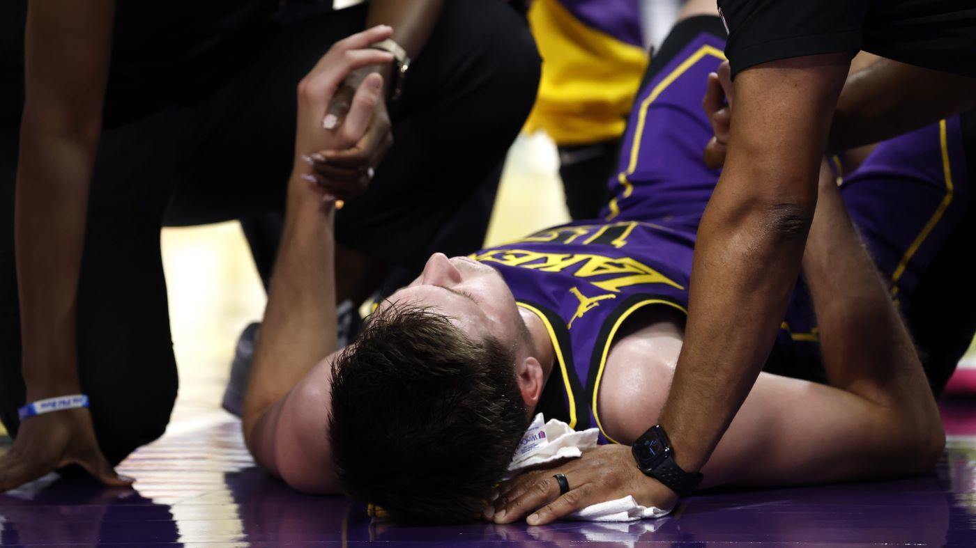 Lakers' Austin Reaves takes scary fall vs. Thunder, but returns to game after stint in locker room