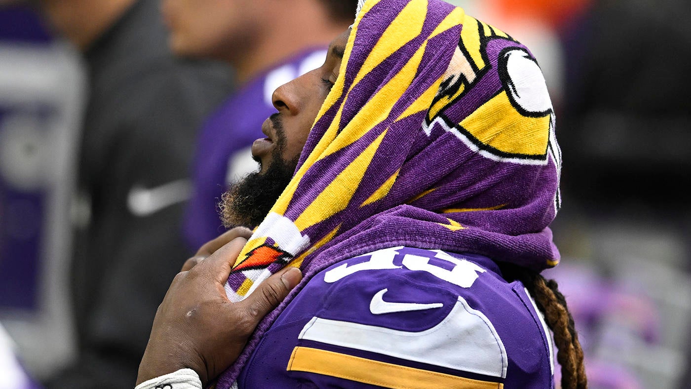 Aaron Jones' mother said her son needed to be benched after fumbling twice in Vikings' win vs. Cardinals