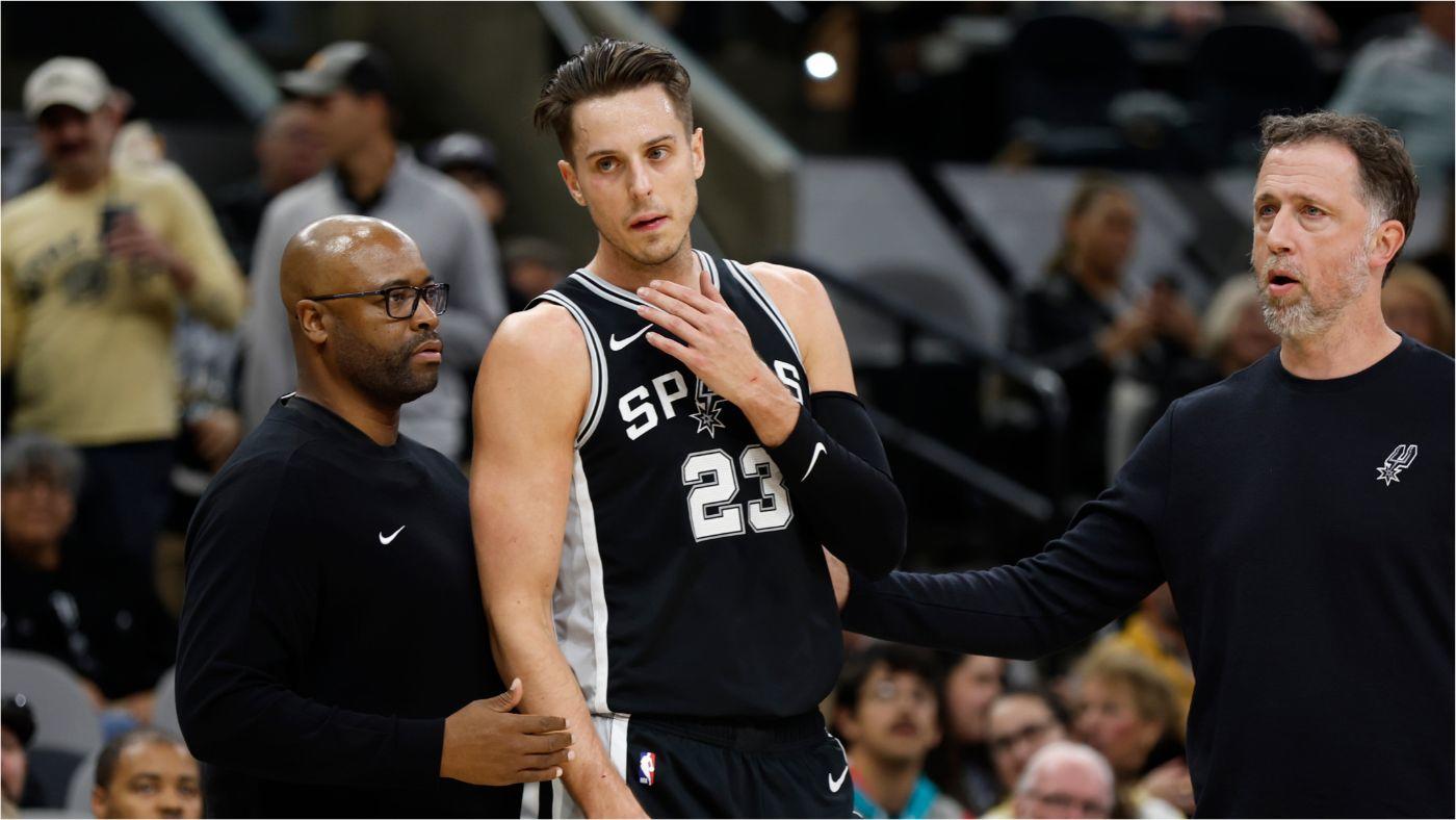 WATCH: Spurs' Zach Collins flips off official after getting ejected in loss to Kings