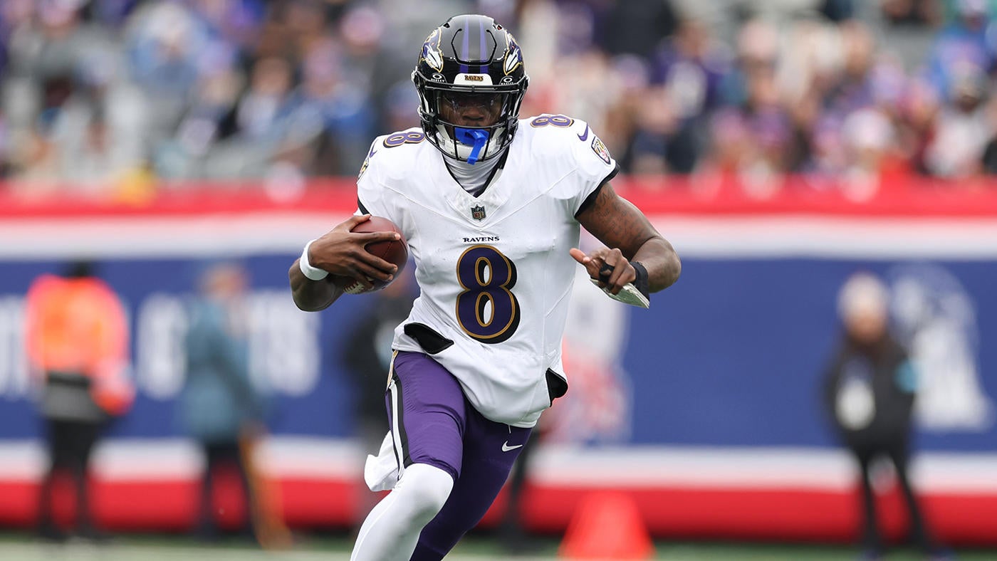 Ravens' Lamar Jackson rips off dazzling run while holding up pants: 'I felt like wind was touching my butt'