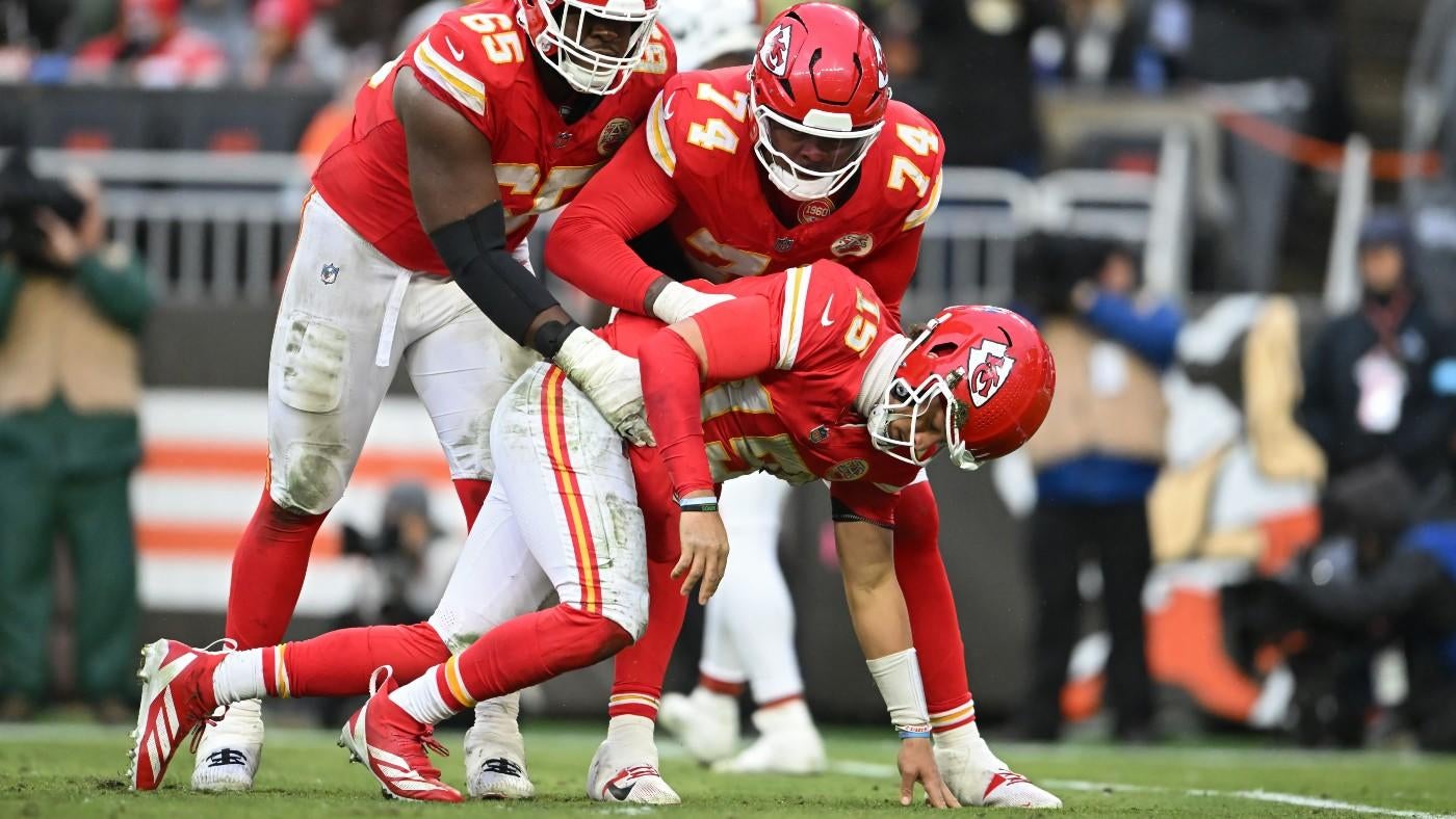 Chiefs' Patrick Mahomes exits game with injury after Browns defenders smash star QB on failed fourth down