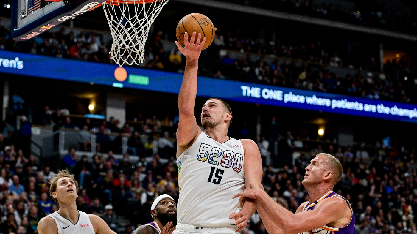 Lakers Edge Warriors in Christmas Thriller Reaves Shines with Triple-Double